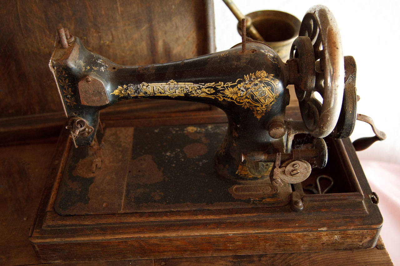 old-sewing-machine-11284647472AxtX.jpg