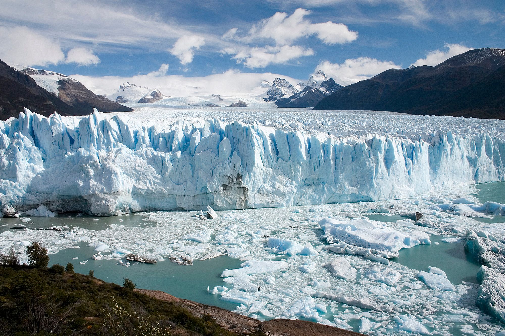 Perito_Moreno_Glacier_Patagonia_Argentina_Luca_Galuzzi_2005.JPG
