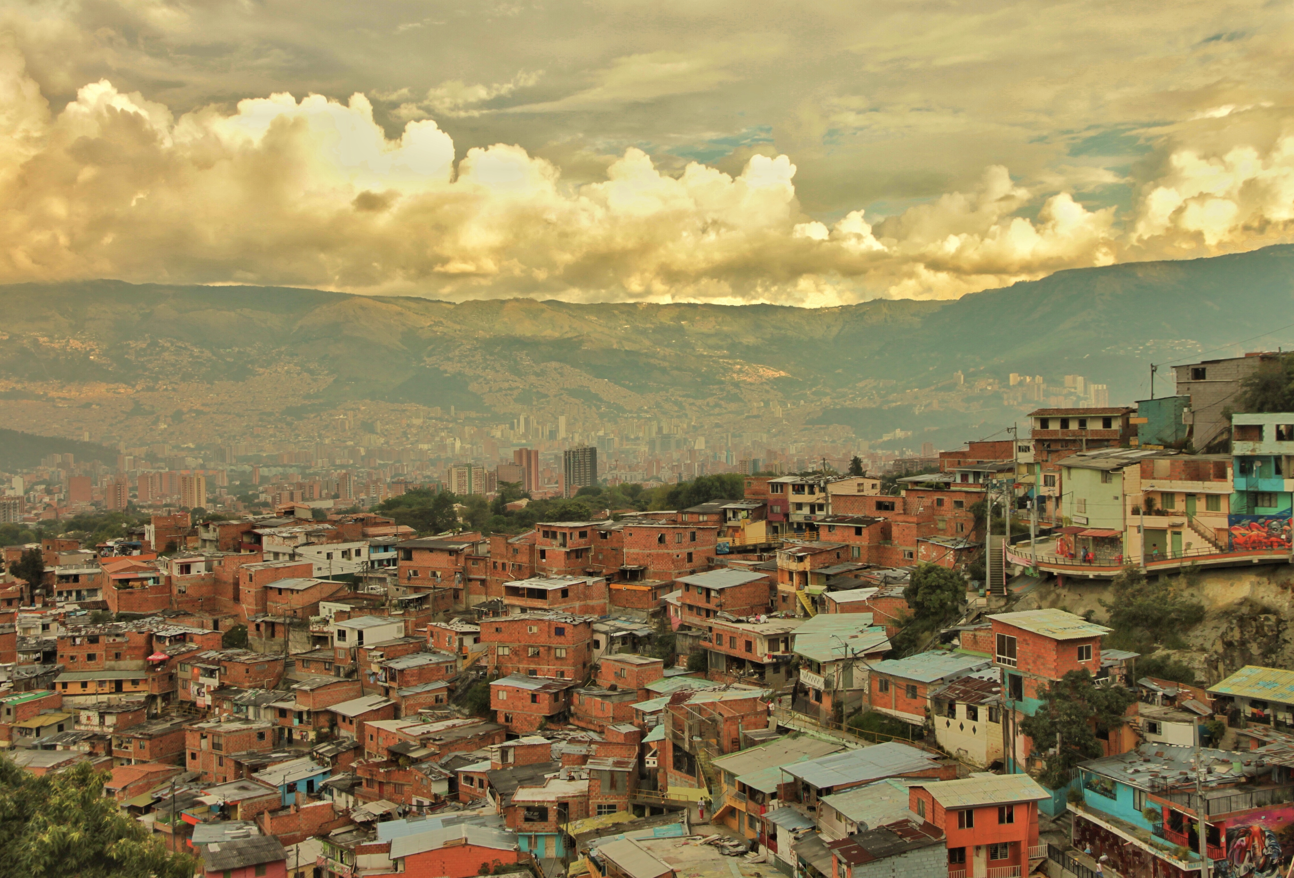 #93 Exploring Comuna 13 of Medellín - A Journal of 20+ Photos 🇨🇴 探索毒枭老巢的贫民窟 | 月旦评