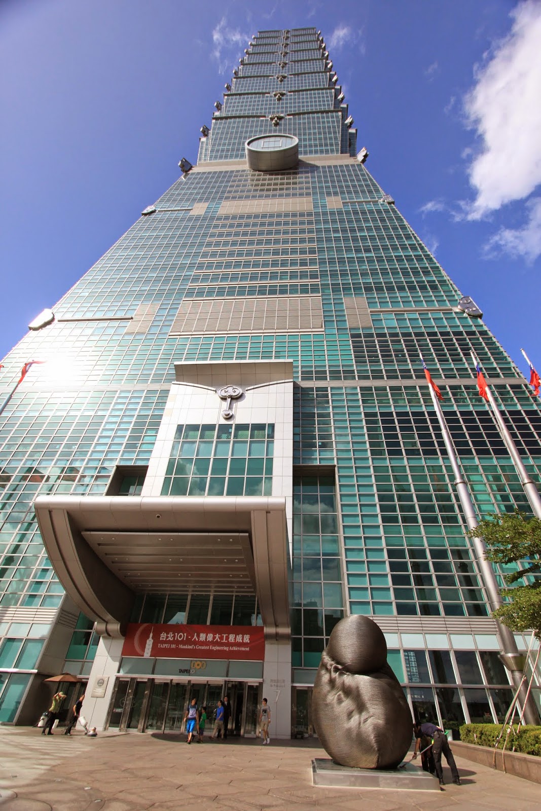 The main entrance of Taipei 101 in Taiwan.JPG