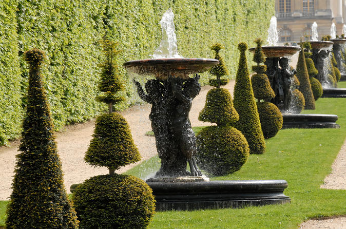 versaille-gardens-jpg-photo_4219916-674x446.jpg