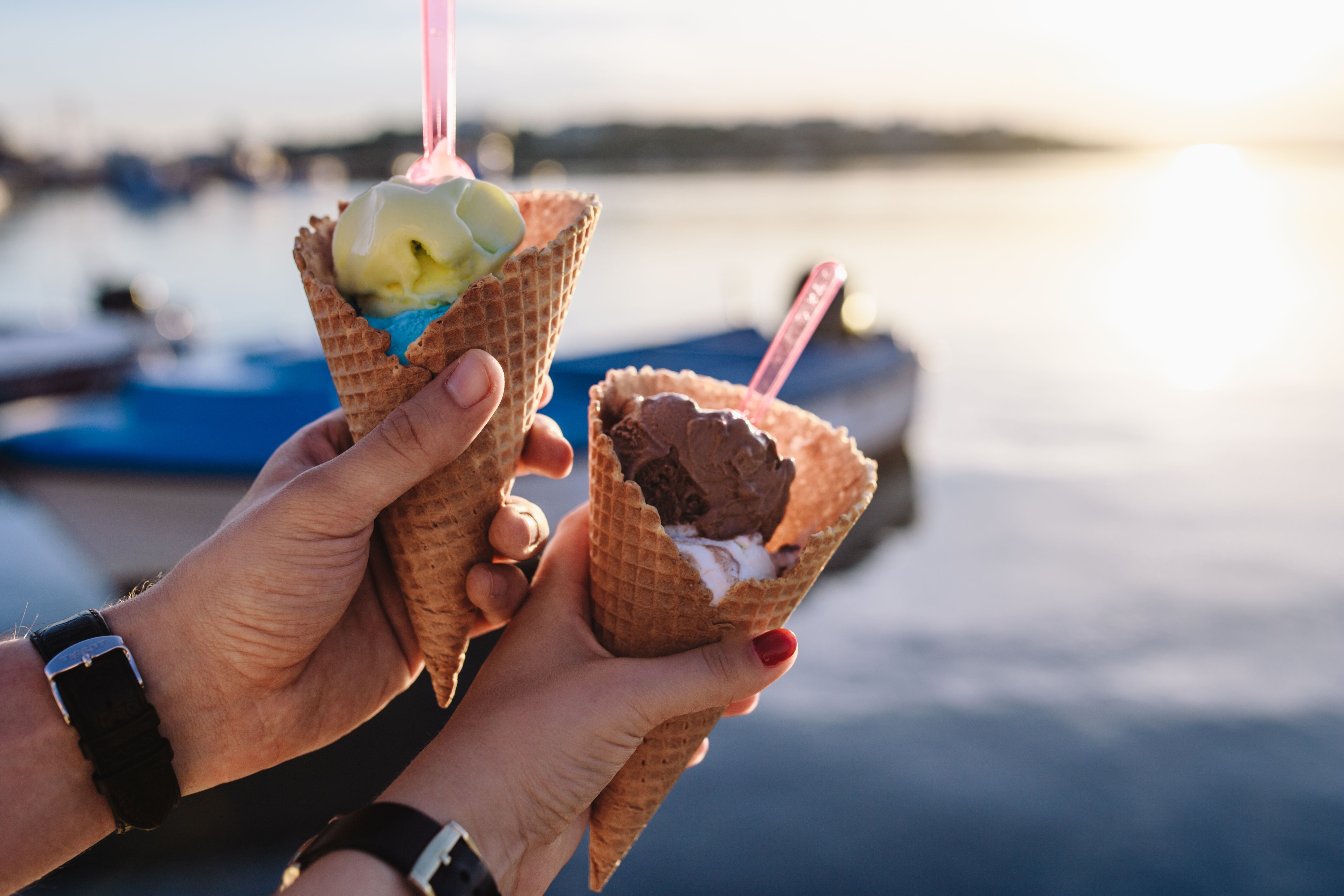 kaboompics_Man and Woman Holding Ice Creams.jpg