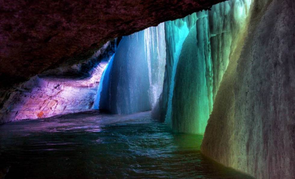 interesting-pictures-frozen-waterfall.jpg