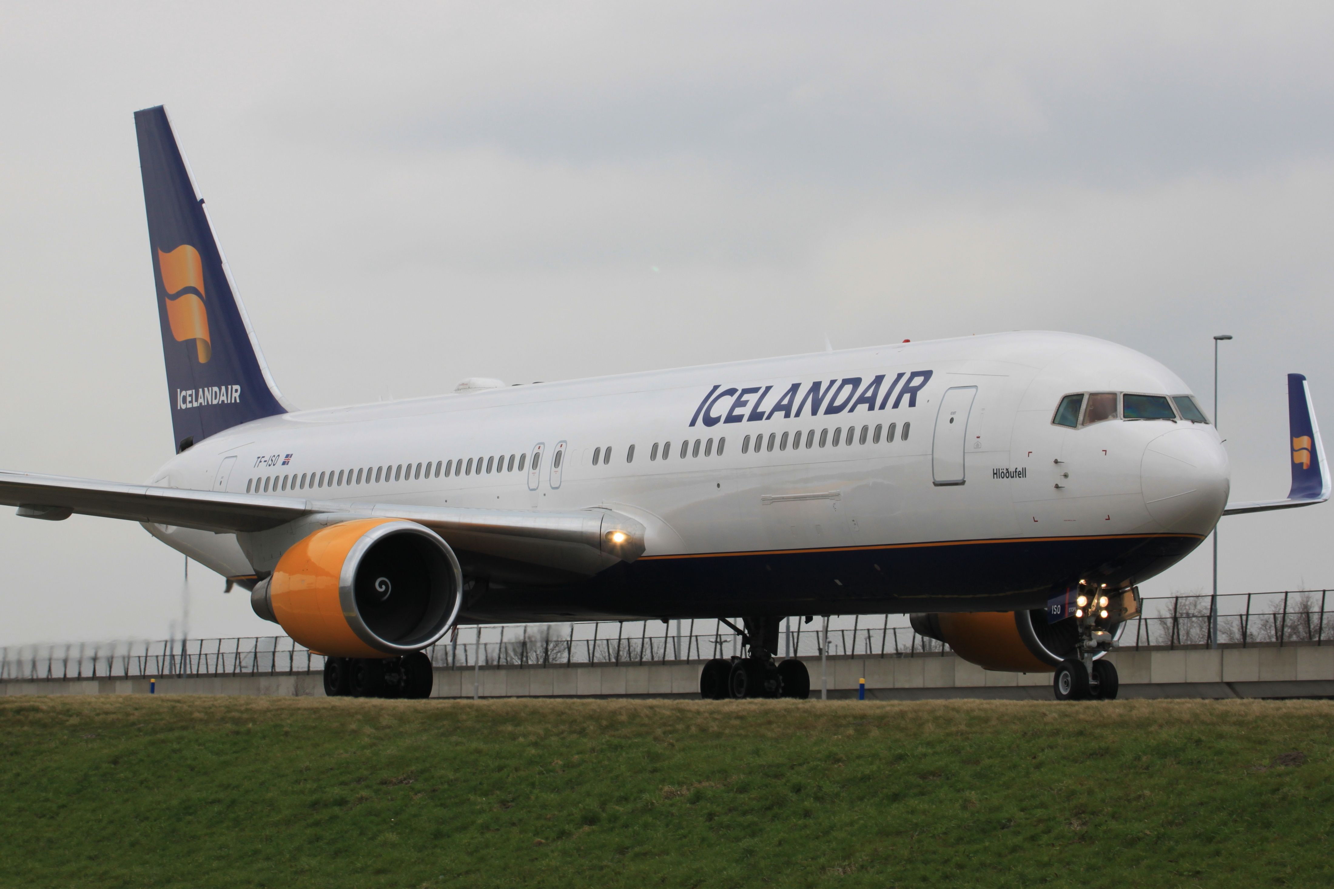 TF-ISO Icelandair -B763ER WL.JPG