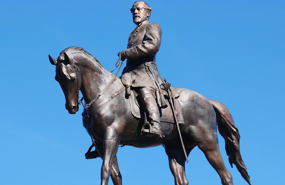 Confederate General Robert E. Lee Statue.jpg