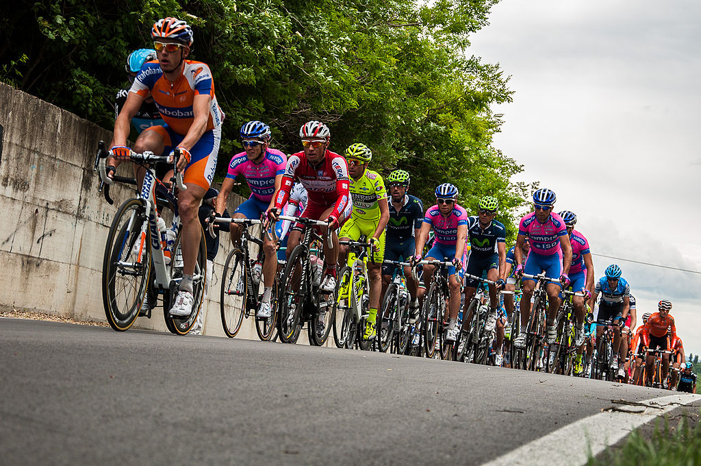 1024px-16_may_2012_giro_d_italia_Peloton.jpg