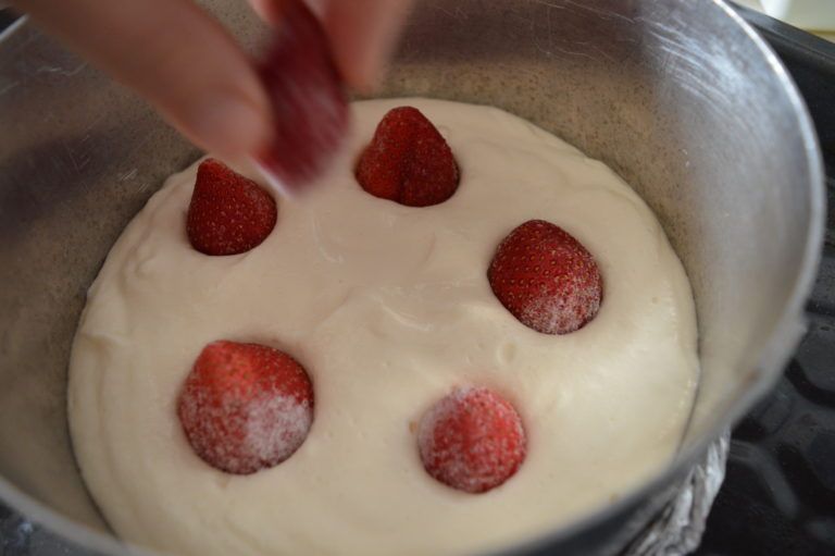 GÂTEAU-LÉGER-AU-FROMAGE-BLANC-ET-AUX-FRAISES-ET-MYRTILLES4.jpg