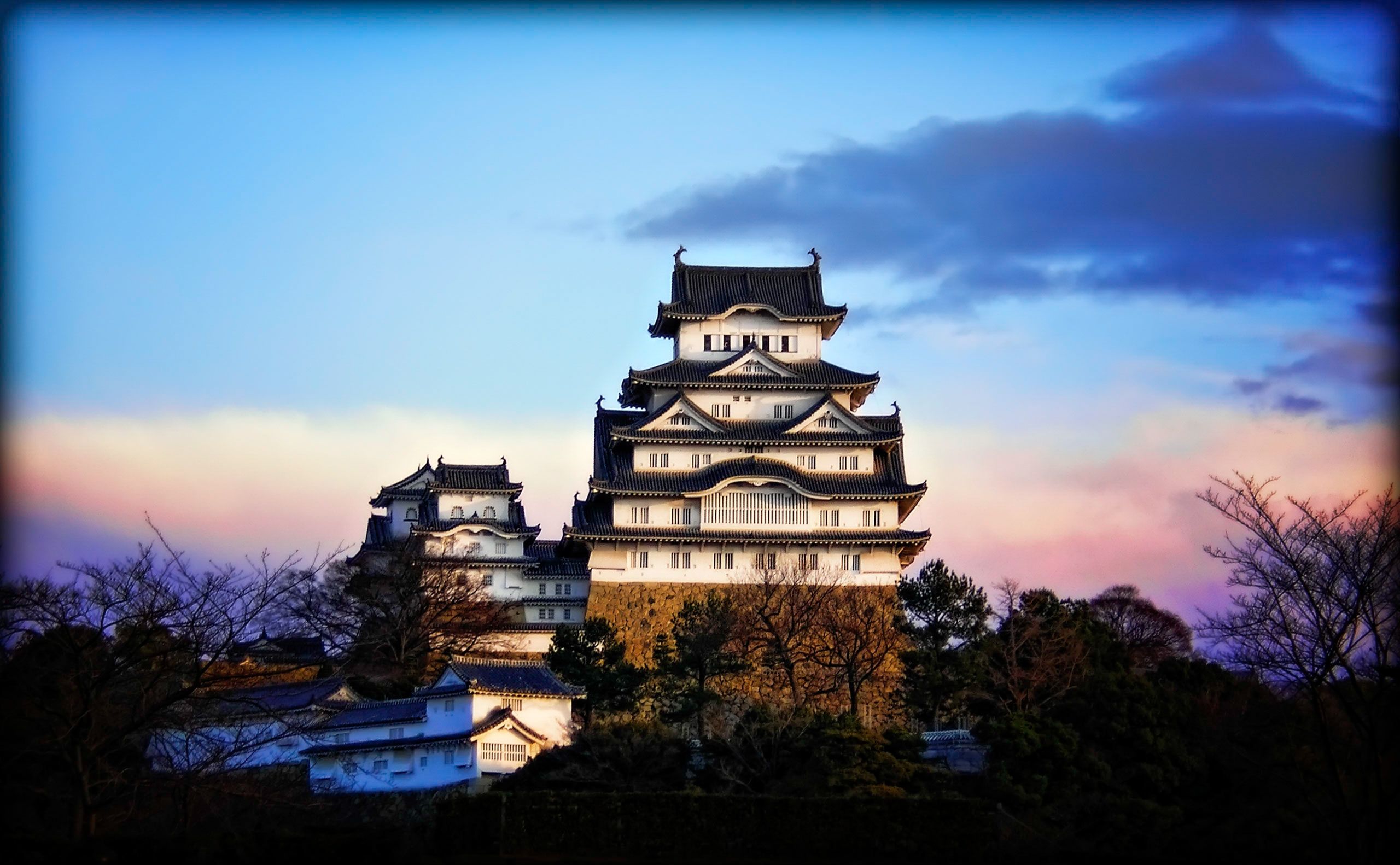 Himeji_Castle_at_Sunrise.jpg