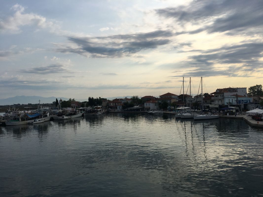 y1.jpg)
Biz Skala Prinou’da kaldık. Burası feribotların yanaştığı Thassos’un merkezi Limenas ve Limeneria arasında bir yer. Küçük bir sahil kasabası diyebilirim. İçinde plajı, yemek için bir kaç tane Yunan restoranı, marketleri, hediyelik eşya alabileceğiniz yerleri ve daha bir çok şeyi içinde barındırıyor. Küçük olmasına rağmen araba kiralayabileceğiniz bir yer bile var. Açıkçası biz kaldığımız yeri çok beğendik kafa dinlemek, insan kalabalığından uzak bir tatil geçirmek isterseniz kesinlikle önerebileceğim bir yer. Hangi otelde kaldığımızdan da kısaca bahsetmek istiyorum. Skala Prinou’da Electra Hotel’de kaldık. Küçük denebilecek bir otel ve içinde küçük bir havuzu da var. Deniz karşı caddede kalıyor yani yürümeniz bir dakikanızı bile almıyor. Otelden genel olarak memnun kaldık zaten Yunanistan’da bizim Bodrum ya da Antalya’da alıştığımız cinsten otellere çok fazla rastlamıyorsunuz olanlarda gerçekten pahalı. Ayrıca seyahat etmeyi seven biri olarak kaldığım yerden çok o yerde gezdiğim, keşfettiğim şeylerin daha önemli olduğunu düşünüyorum. Oteli yatmadan yatmaya kullandığım için de kalınan yere inanılmaz paralar verilmesi taraftarı değilim. Bu yüzden yeterince temiz olması ve lokasyonu benim için daha önemli.![