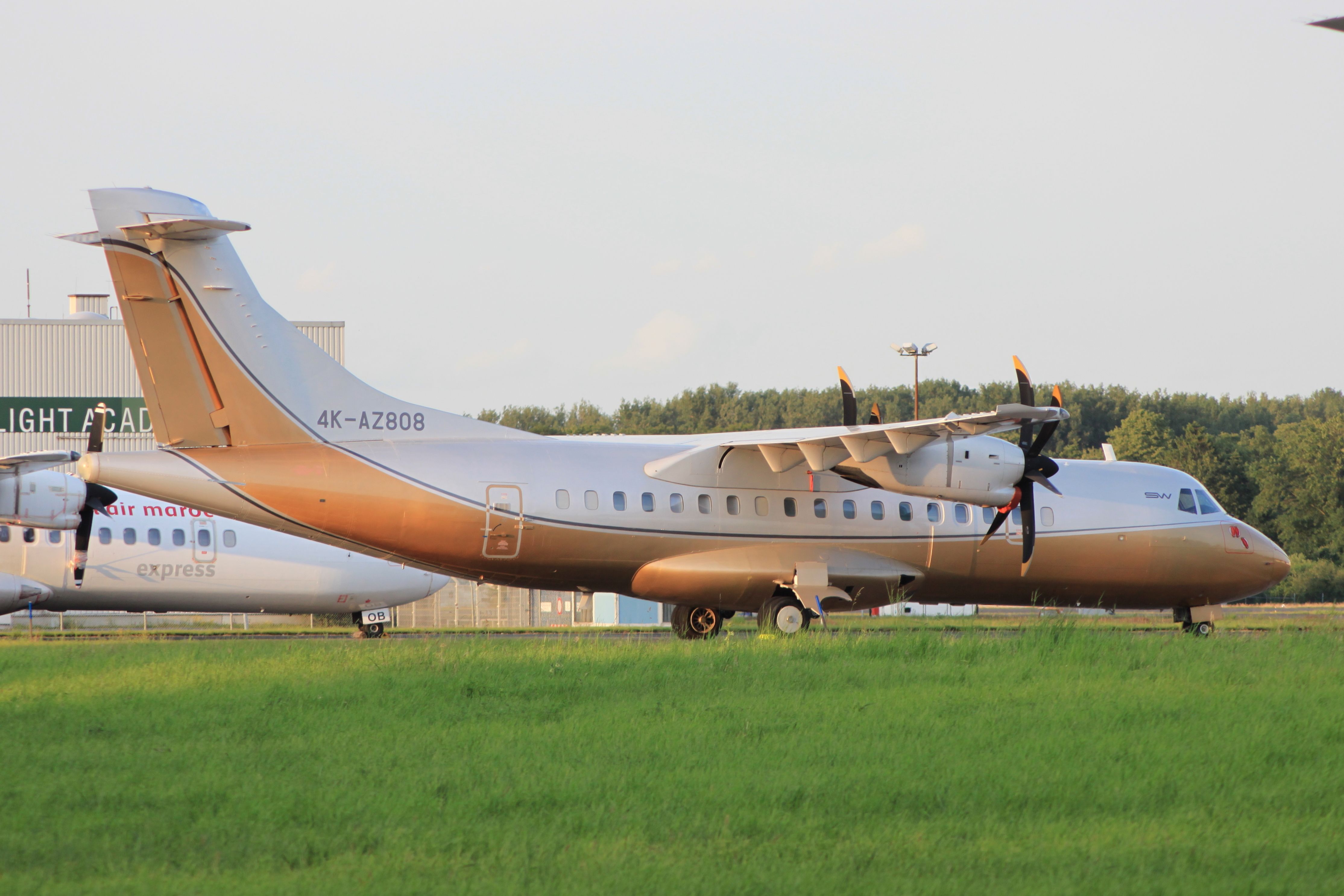 4K-AZ808 SW Business Avtn -Atr.42.JPG