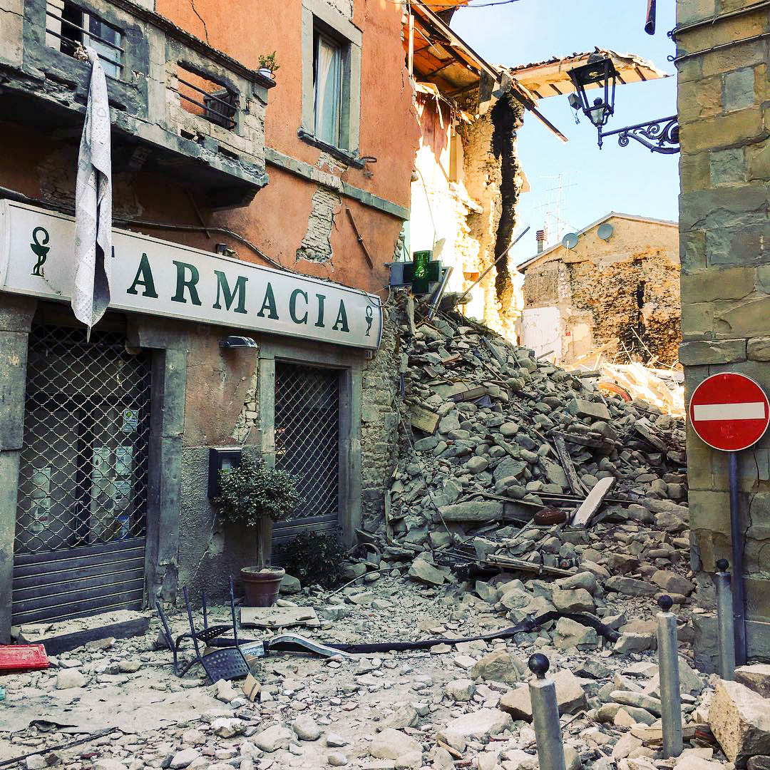 Terremoto_centro_Italia_2016_-_Amatrice_-_farmacia_(29033930040).jpg