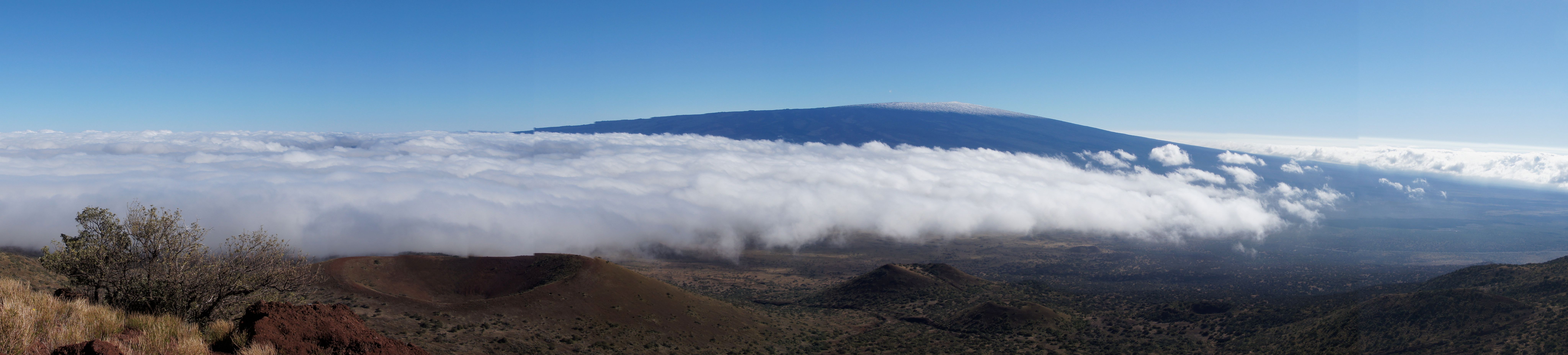 Mauna_Loa_taken_from_the_9300_ft_level_on_the_ascent_of_Mauna_Kea.jpg
