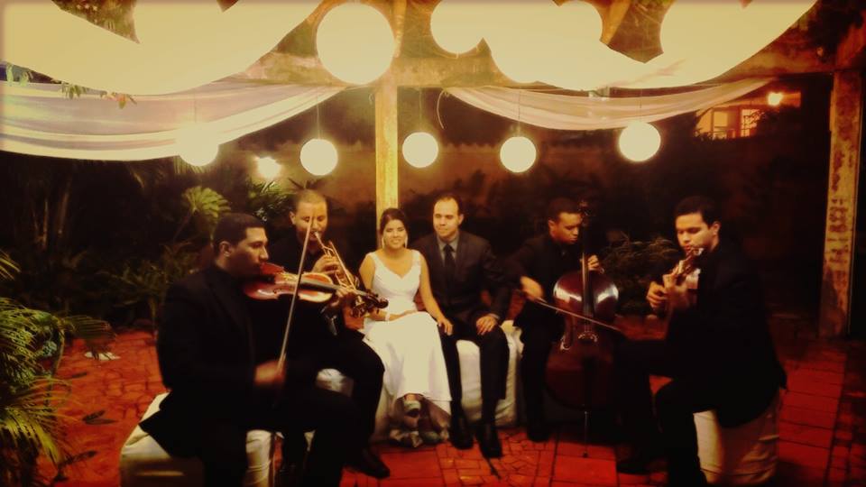 tocando grupo boda.jpg