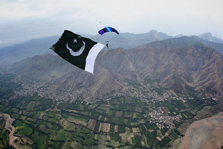 pakistani-flag-in-swat.jpg