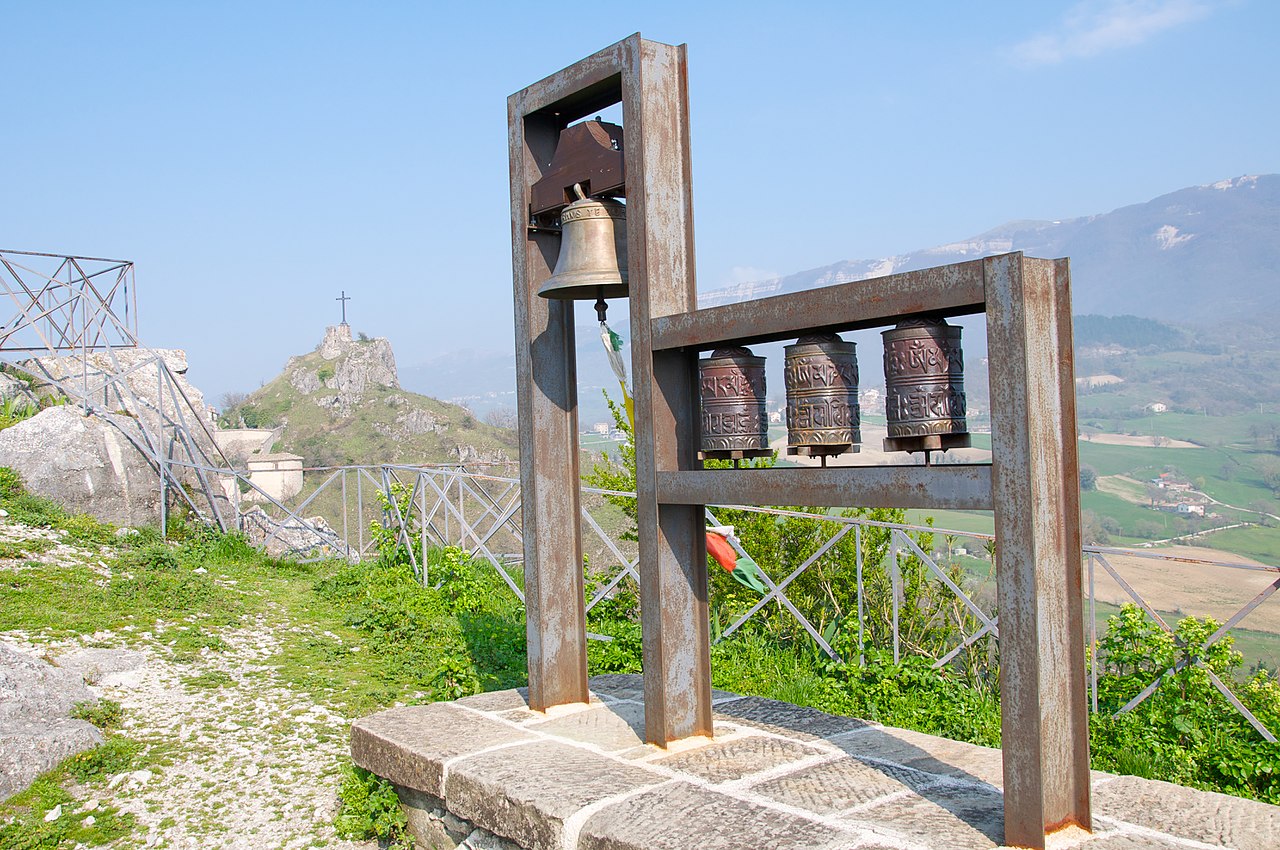 1280px-A_European_bell_and_three_Tibetan_prayer_wheels_on_the_summit_of_Pennabilli,_Italy.jpg