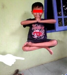 Cara Edit Foto Levitasi Melayang dengan HP Android Pakai PicSay Pro.jpg