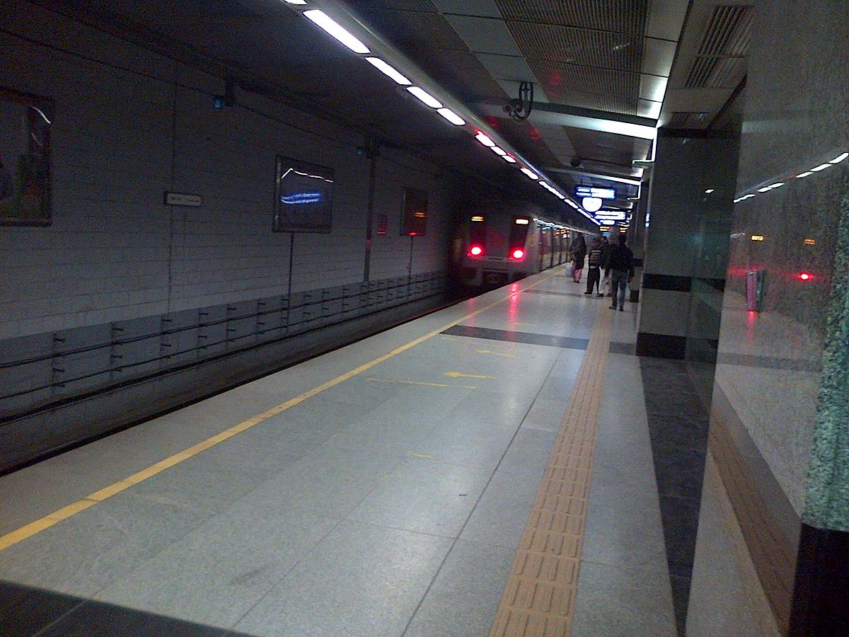 Chandni_Chowk_Metro_Station.jpg