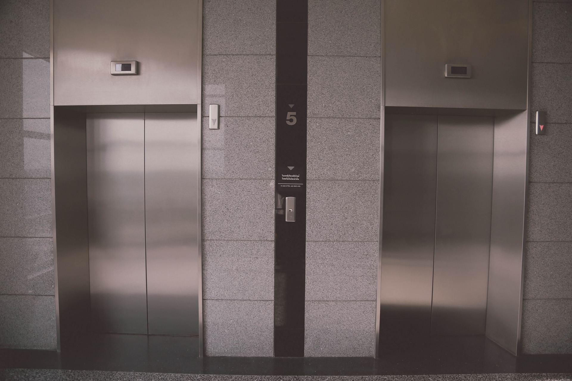 elevator-939515_1920.jpg