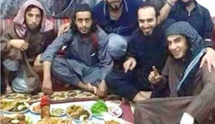 Islamic-State-jihadis-eating-1.jpg