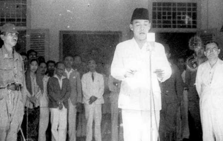 Soekarno-saat-membacakan-teks-proklamasi.jpg