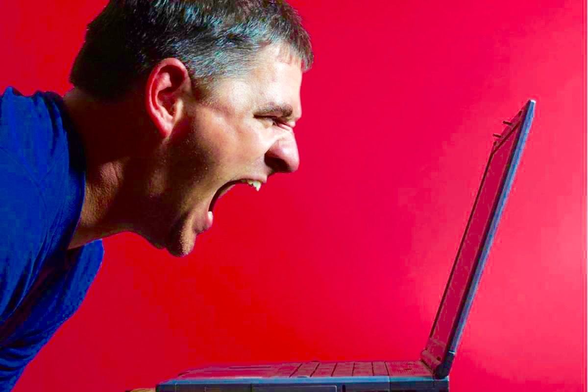 pissed-man-screaming-at-laptop.jpg