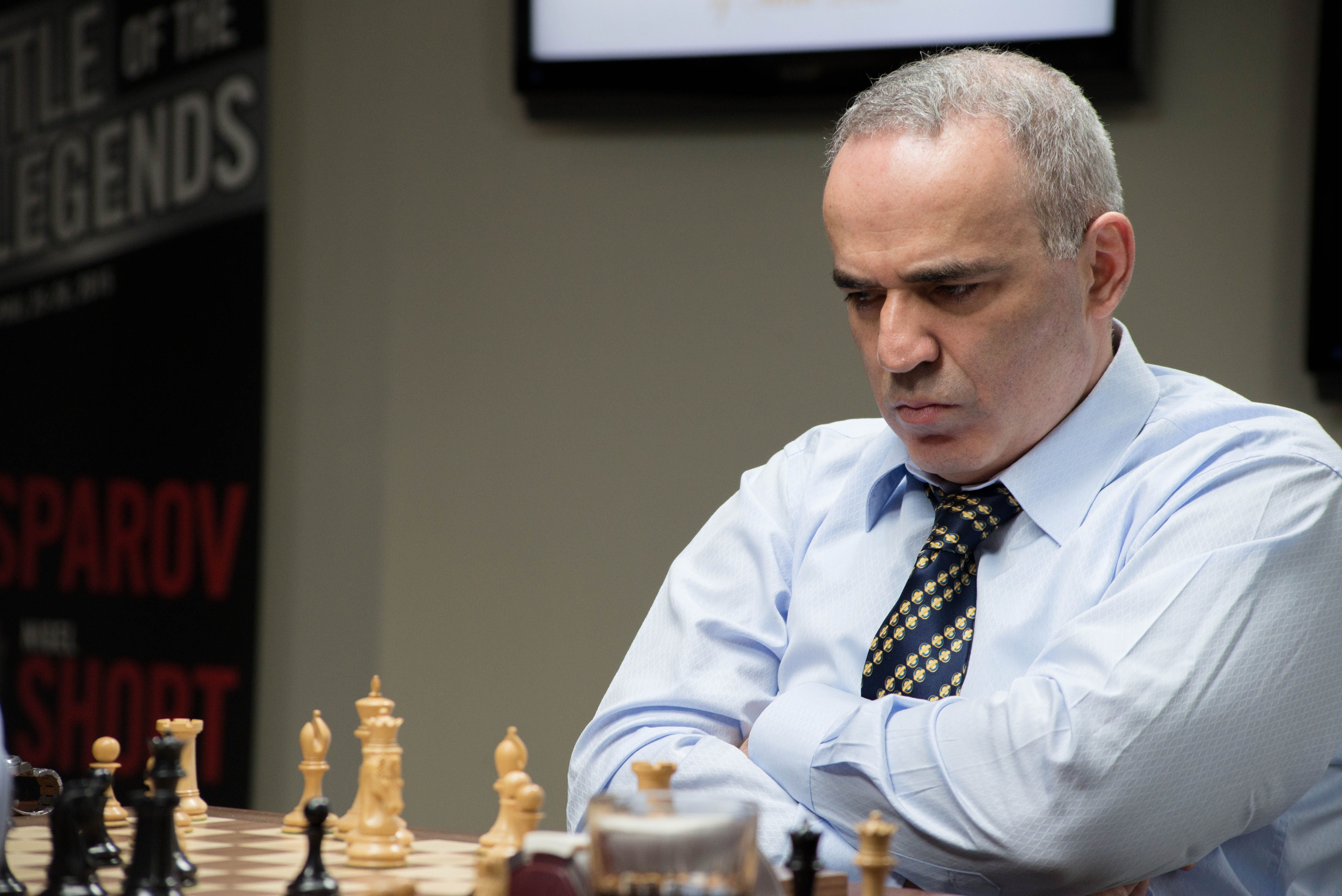 Photo: Garry Kasparov verses Deep Junior chess computer 6th match ends in  draw - 