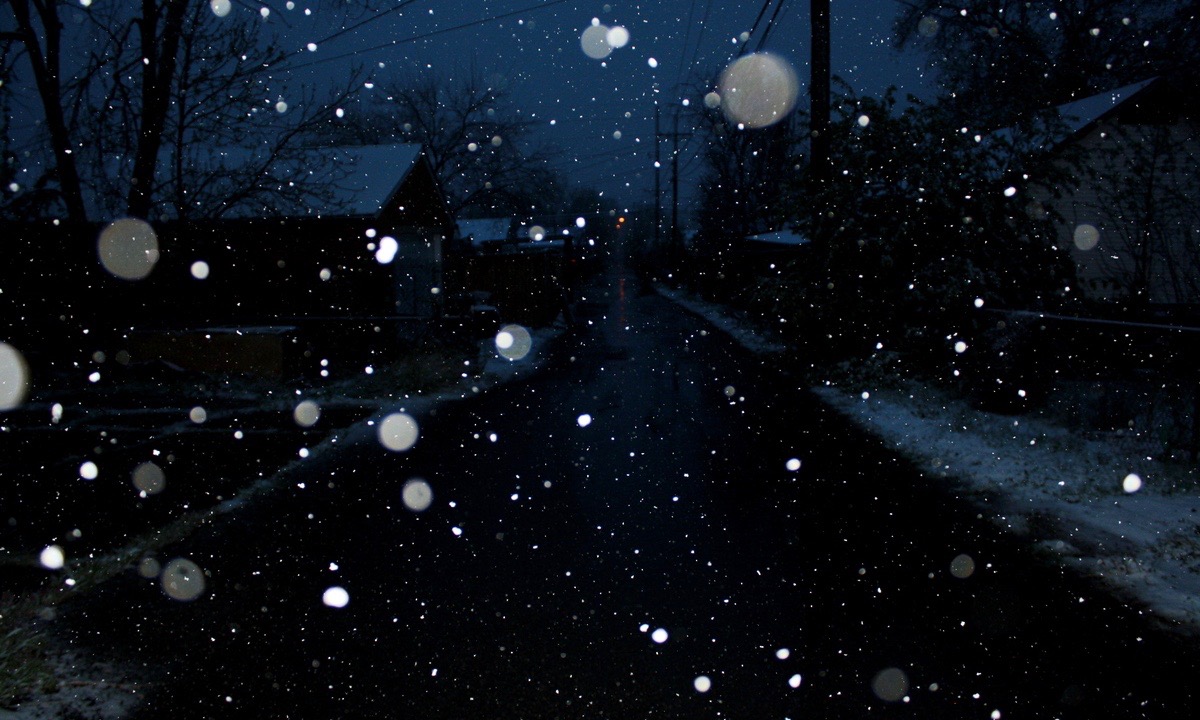 small-snow-at-night-street.jpg