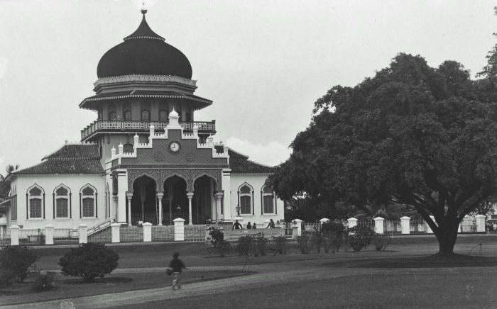 COLLECTIE_TROPENMUSEUM_De_Baiturrahman_moskee_in_Koetaradja_TMnr_60023556.jpg