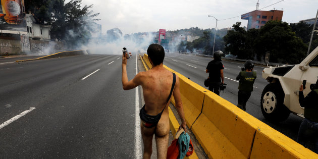 Hombre desnudo en protesta av. Francisco Fajardo, Caracas, Venezuela