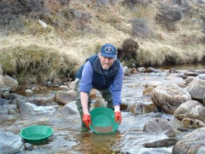 gold_panning_kildonan_-_geograph-org-uk_-_184707.jpg