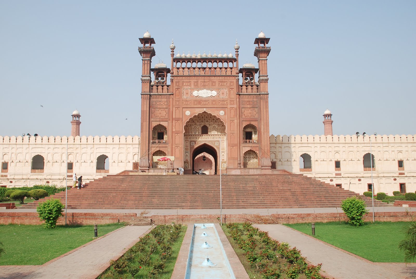 entrance-of-badshahi-mosque.jpg