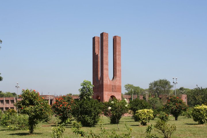 Shaheed_Minar_of_JU.jpg