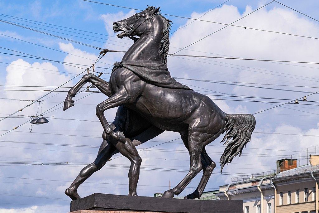 1024px-Sculptures_on_Anichkov_Bridge_04.jpg