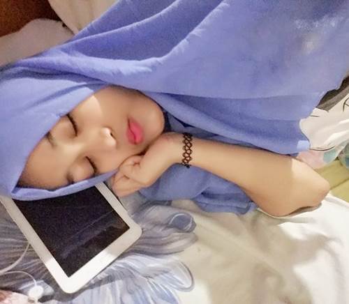 cewe-muslim-cantik-tidur.jpg