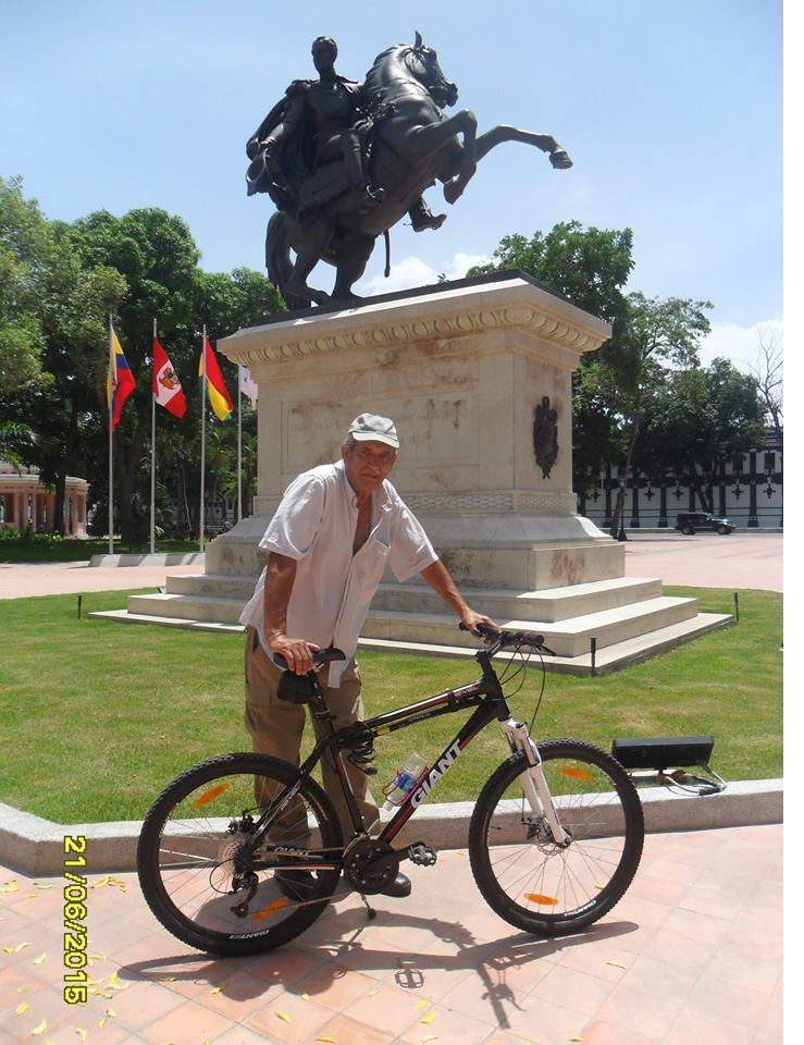 virgilio y bici.png