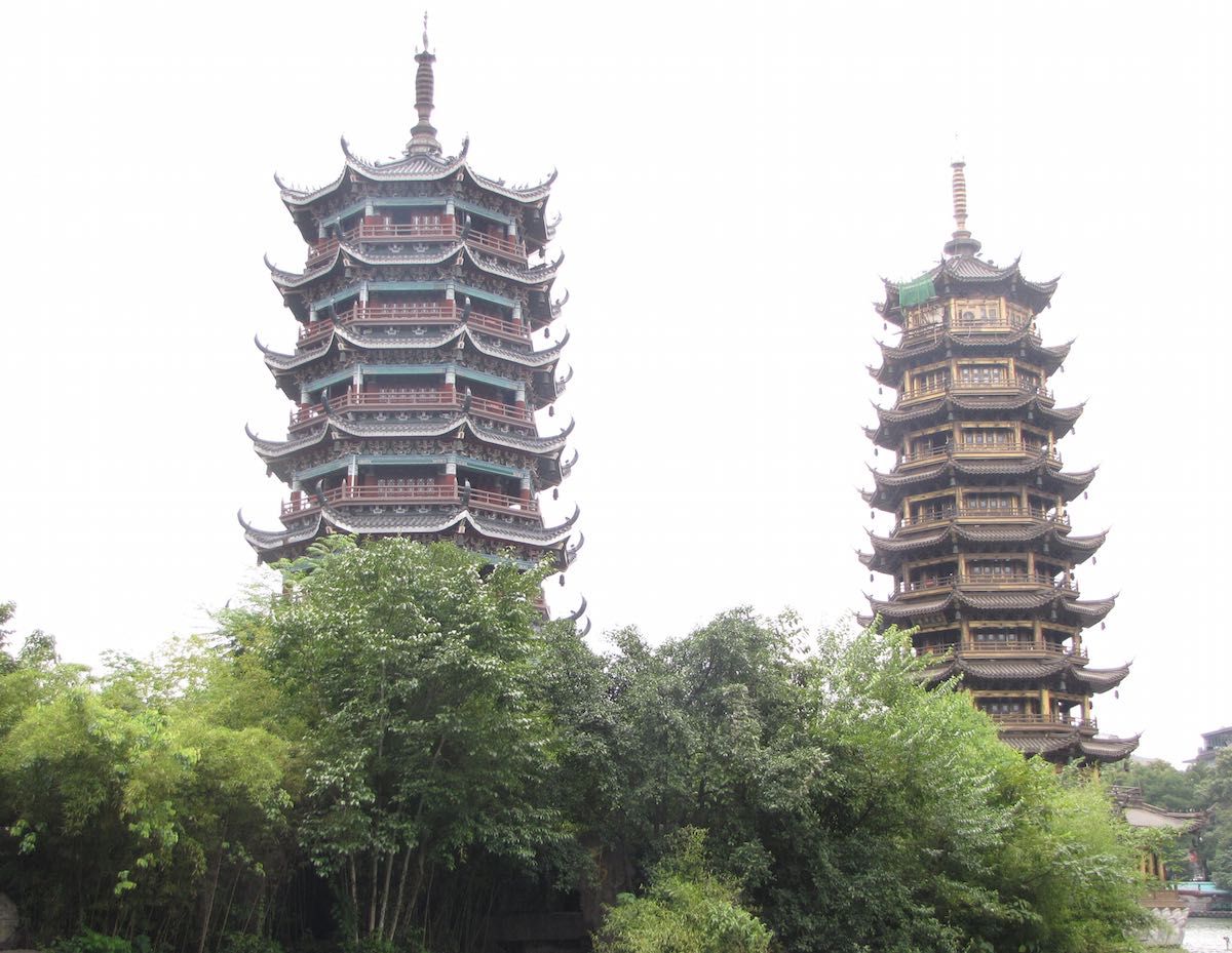 2-pagodas-shan-lake-guilin.jpg