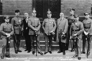 Bundesarchiv_Bild_102-00344A,_München,_nach_Hitler-Ludendorff_Prozess.jpg