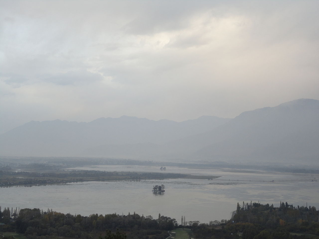1280px-A_view_of_Dal_Lake_with_Chinar_islands.jpg