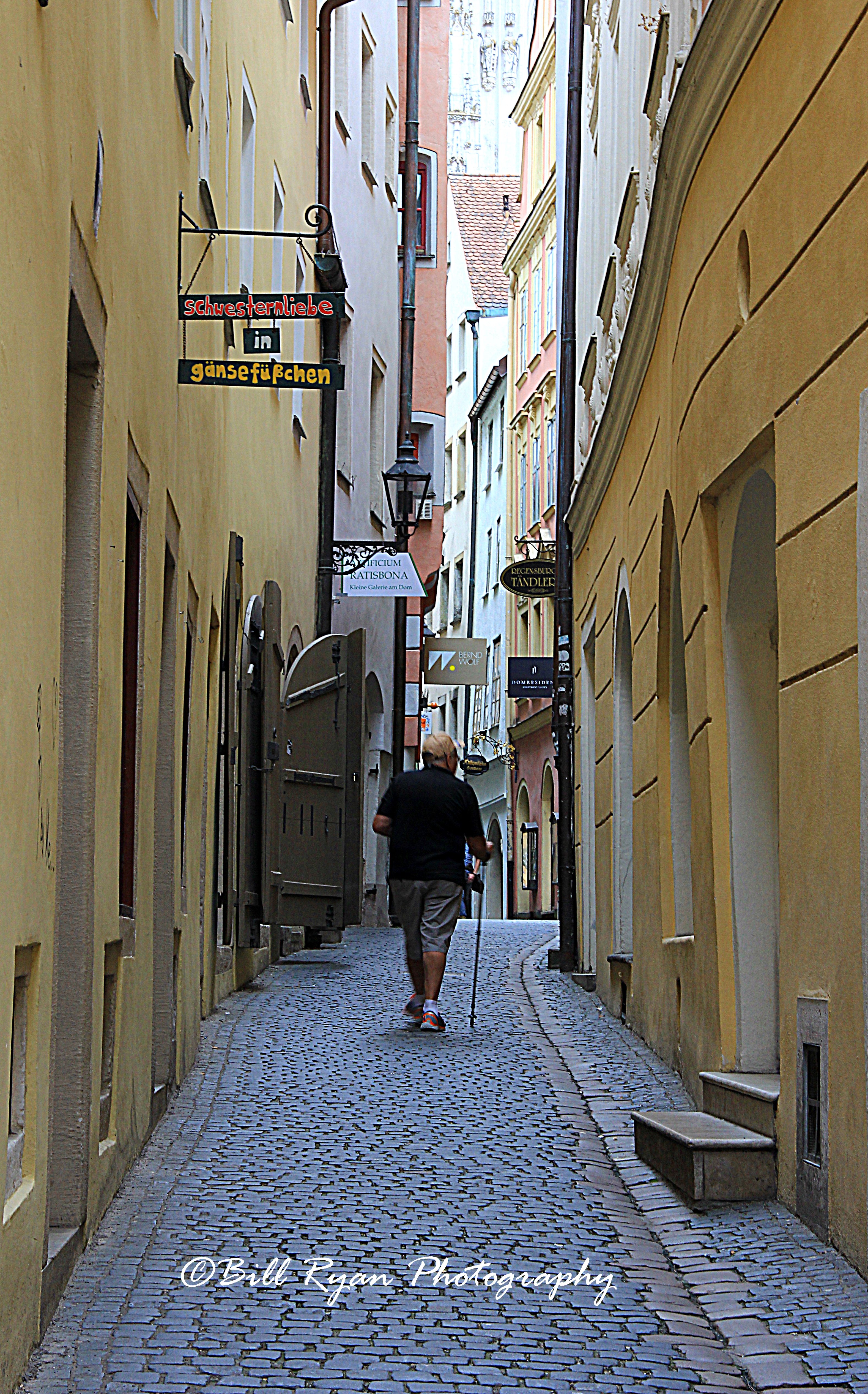 Cobblestone pathway in old Regensburg - IMG_9788.jpg