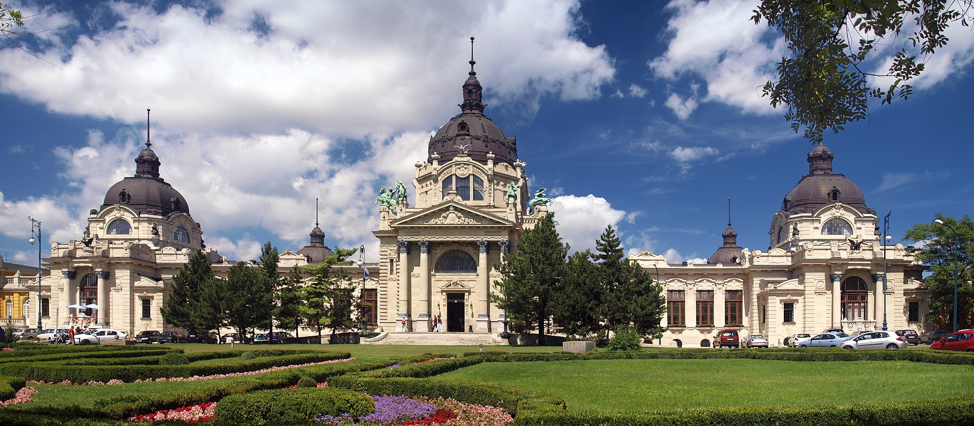 1920px-Budapest-Thermes_Széchenyi_fürdő.jpg