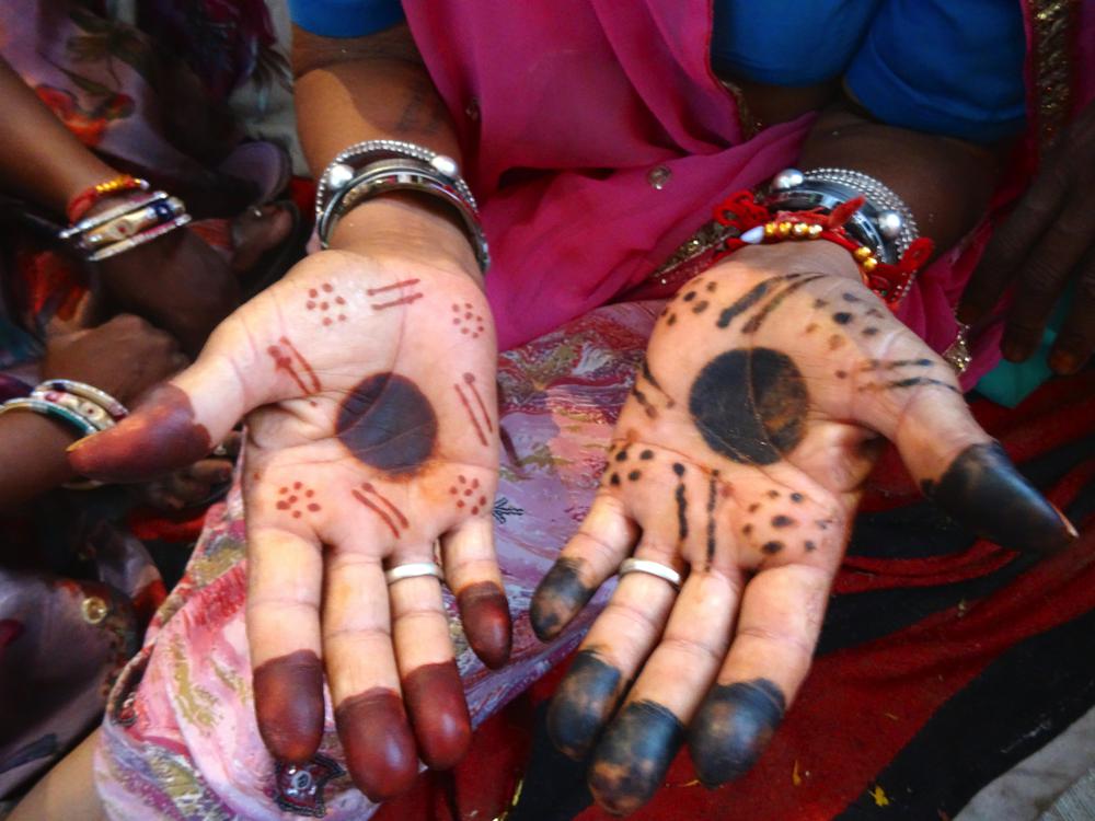 indian-lady-henna-hands.jpg