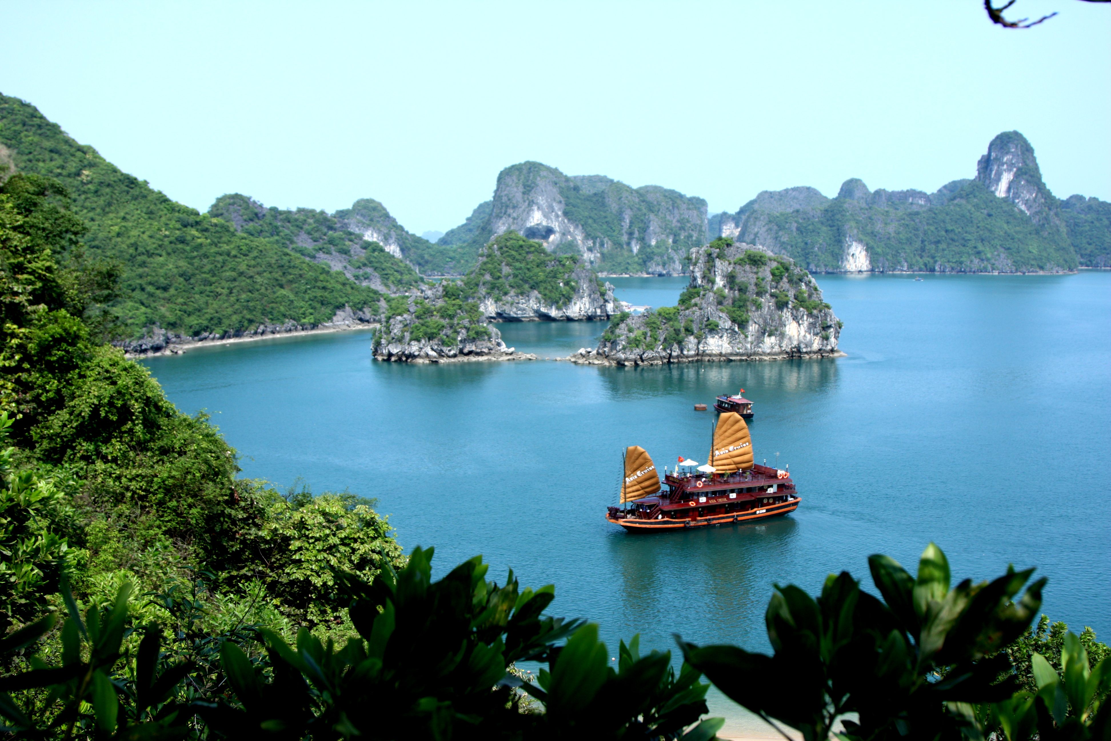 Asia_Cruise_Junk_in_Halong_bay.JPG
