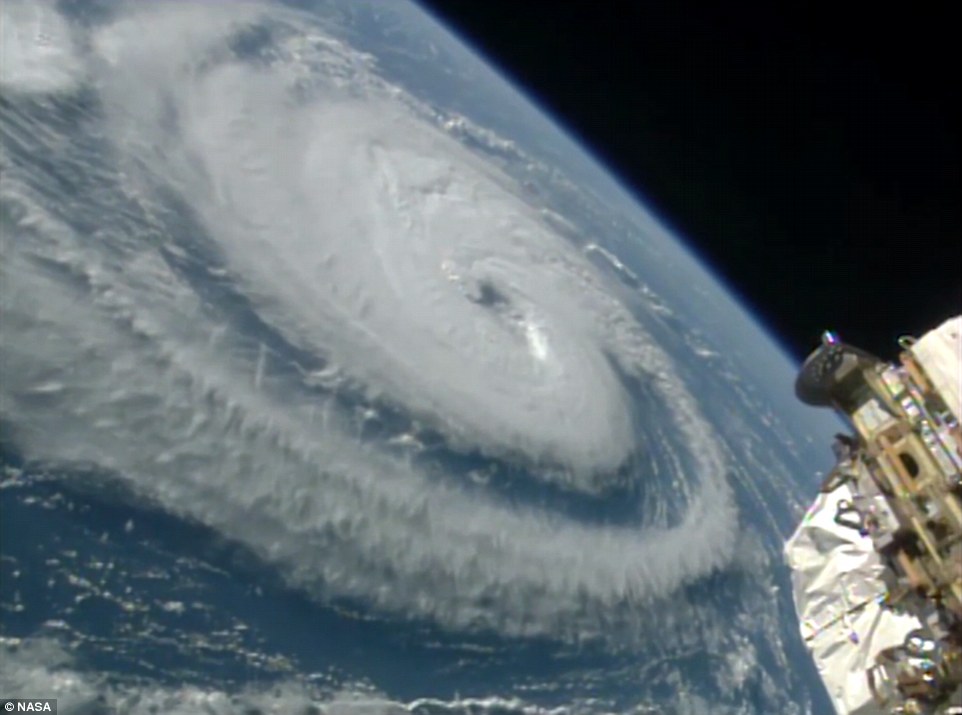 37C1008800000578-3767072-Pictured_is_Hurricane_Gaston_which_formed_over_the_Atlantic_Ocea-a-69_1472652216756.jpg