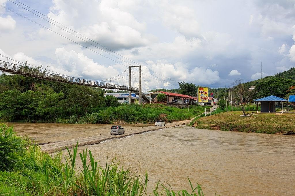 Tamparuli_Sabah_Swinging-_Bridge-and-_Land-_Bridge-.jpg