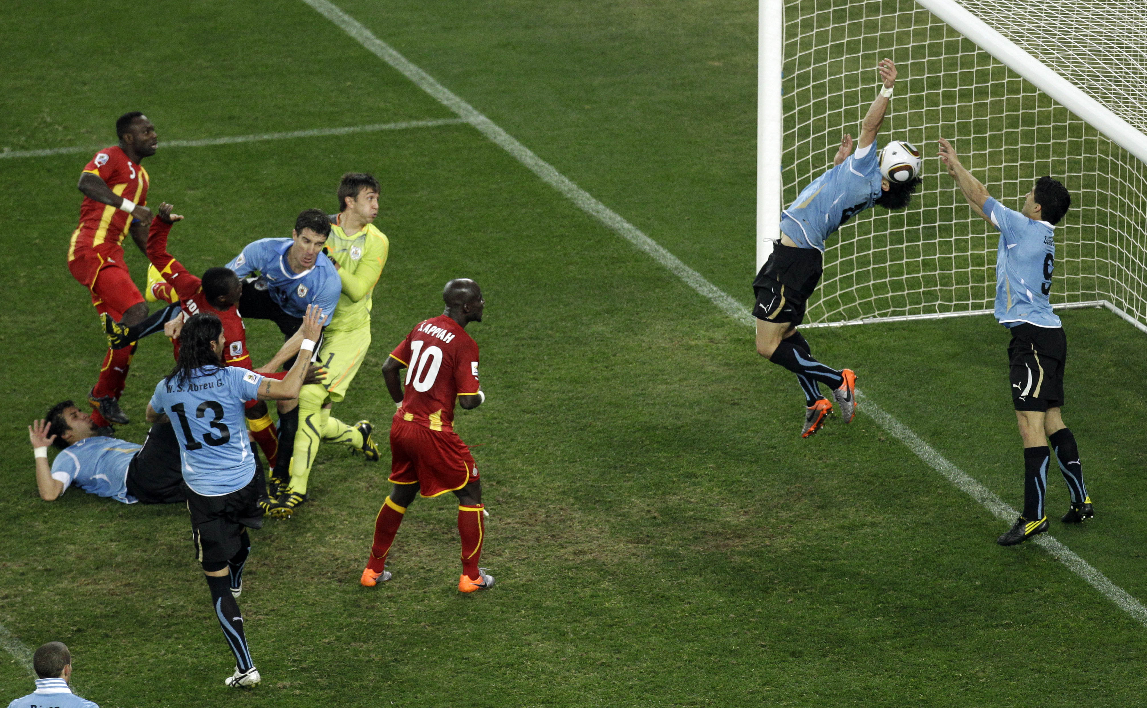 mano-de-luis-suarez-mundial-2010.jpg