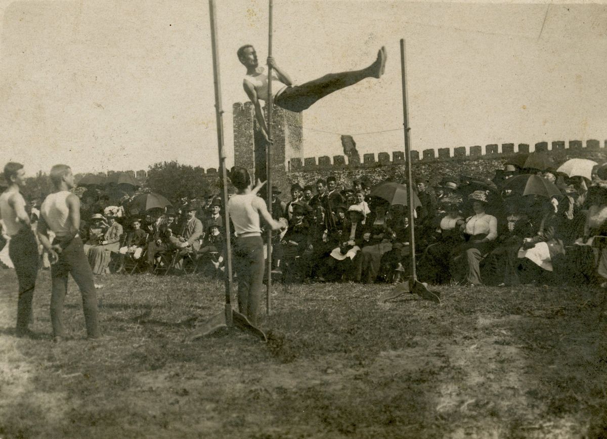 sl 3 Javni čas sokola, Sreten Stanić Cukić u skoku s motkom, Smederevo 1910..jpg
