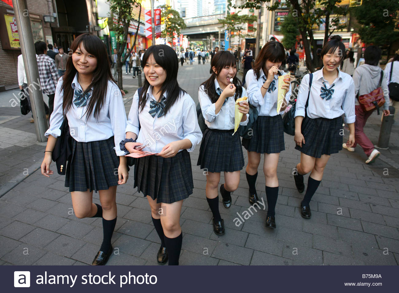 japanese-student-on-her-way-to-school-in-tokyo-japan-B75M9A.jpg