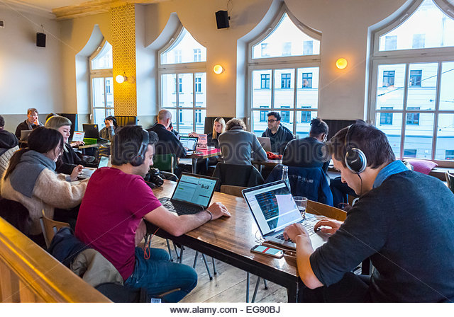 berlin-germany-young-people-using-wifi-internet-connection-on-laptop-eg90bj.jpg