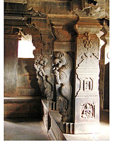 Yali_pillars_in_mantapa_of_Rameshwara_temple_at_Keladi.jpg