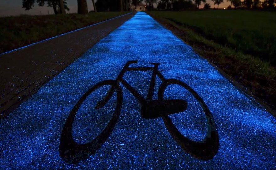 glowing-blue-bike-lane-TPA-instytut-badan-technicznych-poland-4.jpg